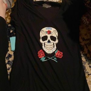 Black short sleeve with a skull and rose